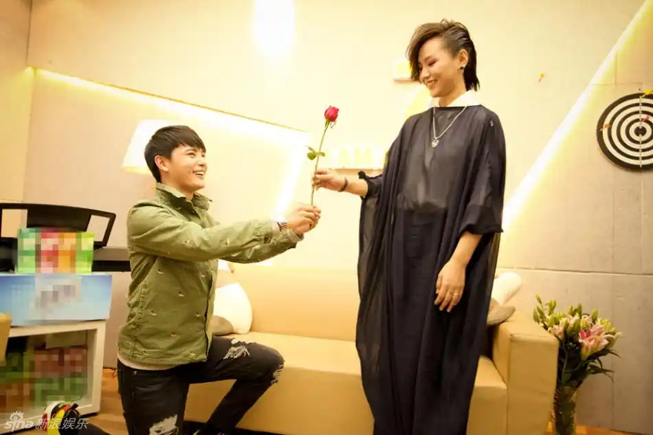 组图:孙坚下跪献花周笔畅 两人害羞甜笑相拥_内地音乐_音乐-超级明星