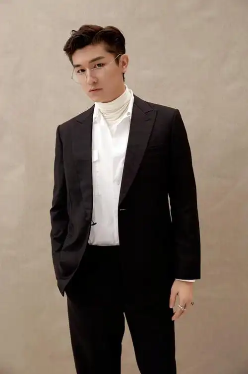 日前,杨旭文受邀为某杂志拍摄时尚大片