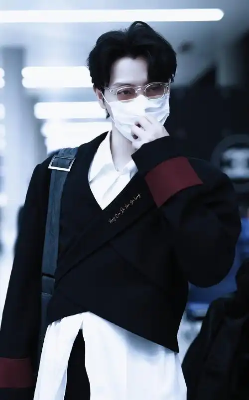 是我最美的时光,拈一朵鲜花微笑,每天都很暖,只因有你@肖宇梁rainco