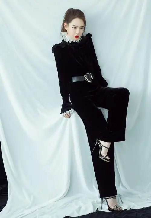 戚薇魅惑大红唇超美艳!一袭黑色连体裤脚蹬恨天高 御姐范十足