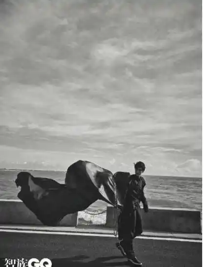 王俊凯海边氛围感大片释出,海边漫步气场强大表现力十足_少年和_海风