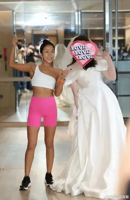 拍婚礼偶遇吉克隽逸##素颜吉克隽逸与新娘合影