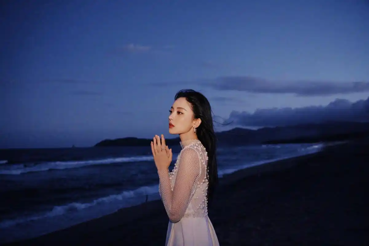 古力娜扎 来感受海边的冬天,温暖且浪漫