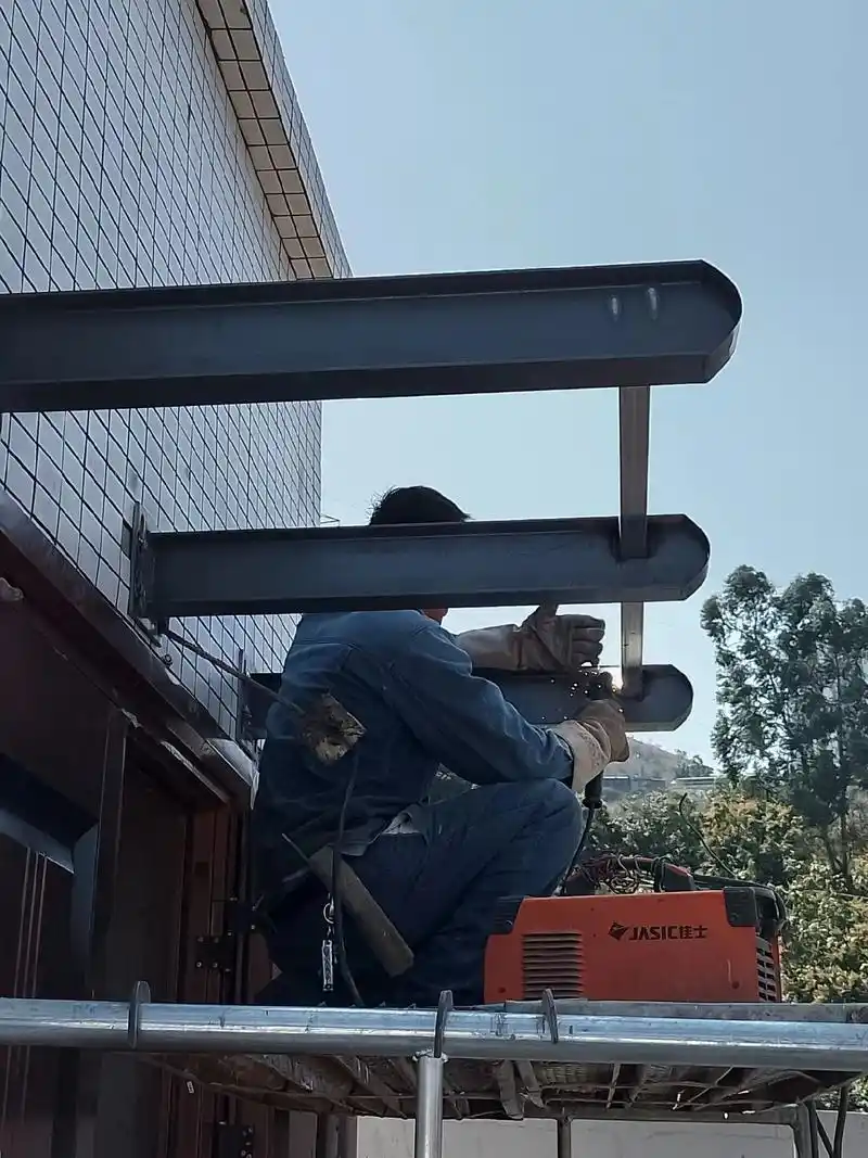 玻璃雨棚完美收工 - 抖音