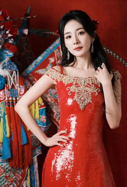 杨幂着赤朱尽染的衣,听如痴如醉的曲.登四方天地,等共度新年.