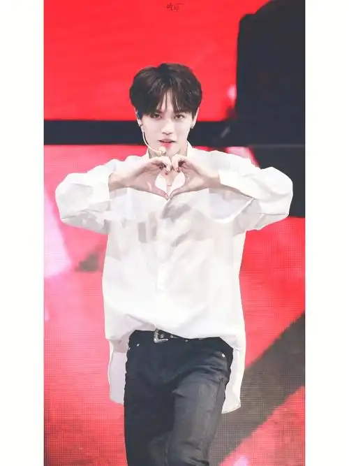 林彦俊白色衬衫舞台比心飞吻壁纸759