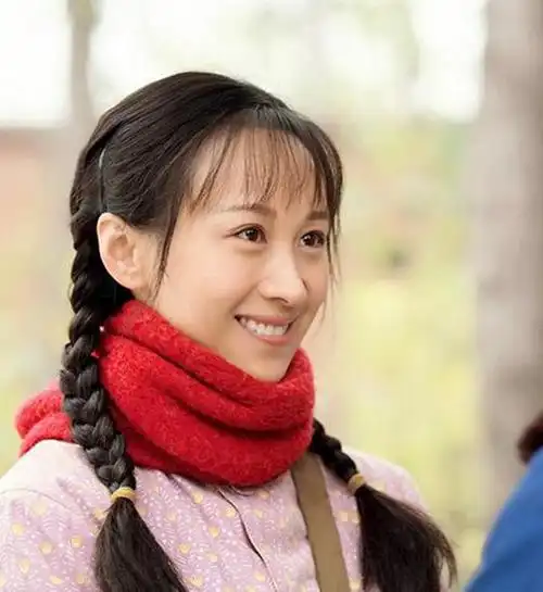 最后李大庆陪着三妹去了北京治病,她还获得了"模范教师"这一荣誉.