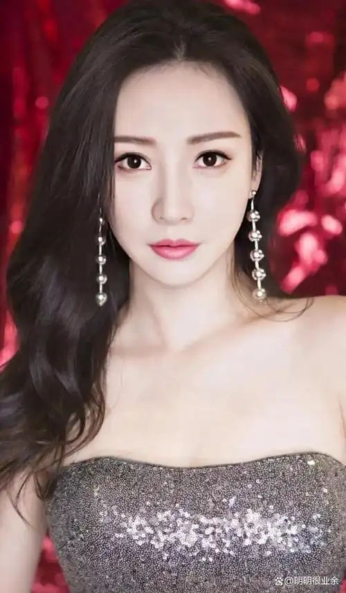 柳岩,一个知名的中国女演员和主持人,她以其独特的时尚风格赢得了无数