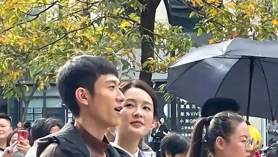 张一山和李沁的恋情曝光,甜蜜手牵手逛街!_作品_关系_照片