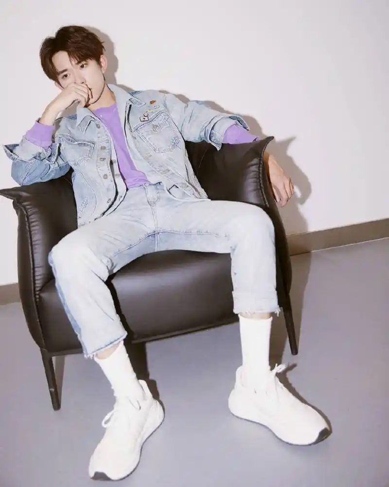 [tfboys][新闻]190916 易烊千玺露袜穿搭合集,时尚达人玺子哥帅气出街