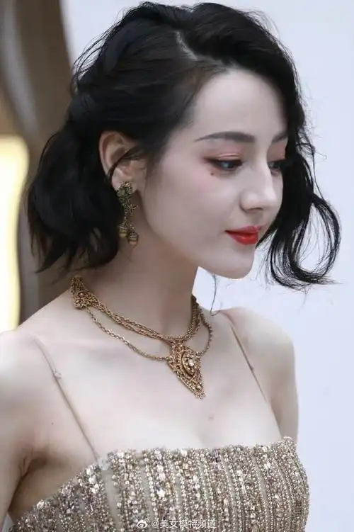 迪丽热巴短发侧颜好美