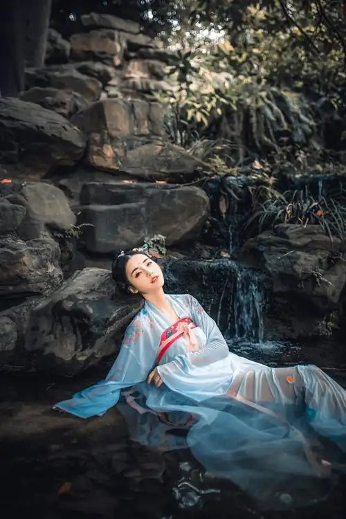 极品古装美女溪边湿身诱惑性感写真照