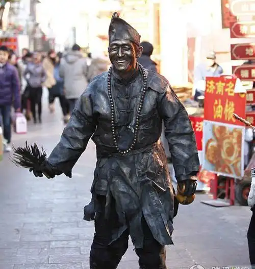 六旬老人活人办雕塑玩行为艺术 弃矿场优厚待遇流浪卖艺30年