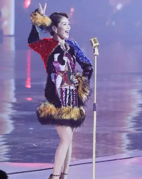 刘涛越老越敢穿?凭"万花筒长裙"登热搜,这还是41岁老阿姨?