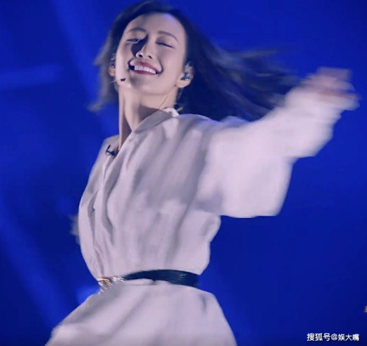 原创左小青风情万种太魅惑空中劈叉可刚可柔颇有林青霞东方不败感