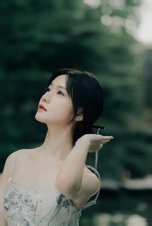 内地女星陈意涵穿抹胸背心长裙裙子像水墨画中国风吸睛