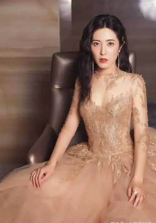 看上去时尚稳重的曾黎,原来也这么时尚,穿半透薄纱裙秀妩媚身姿_气质_