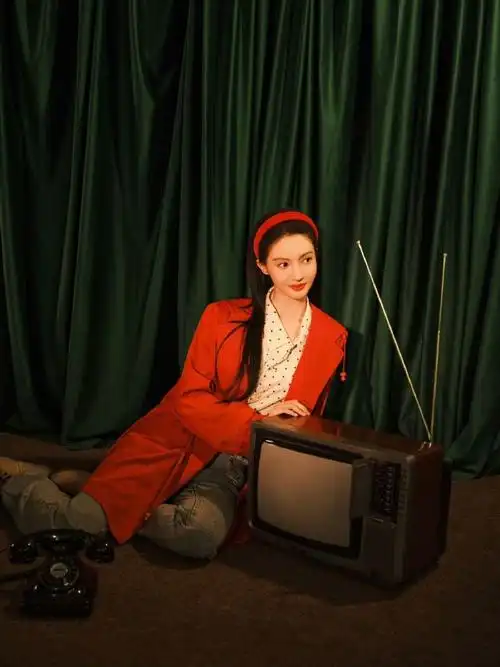 马燕双马尾年代证件照好贴角色啊,感觉金晨真的是生活在那个时代的人