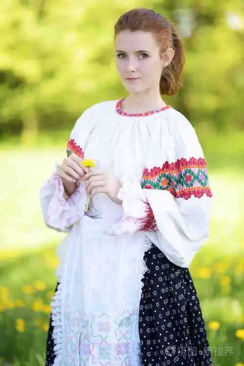 美丽的女孩在斯洛伐克民俗礼服