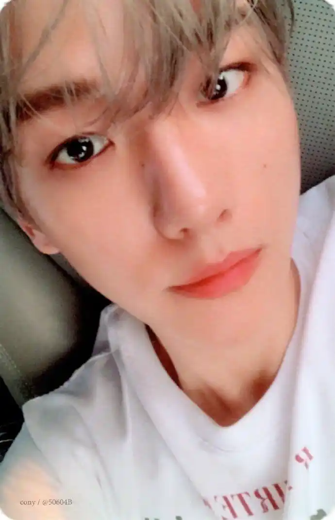 溢出屏幕的清纯美,伯贤近距离自拍精品模板展示