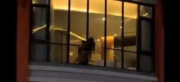 毁三观一对男女在宾馆落地窗上演大尺度肉搏楼下百人围观全程