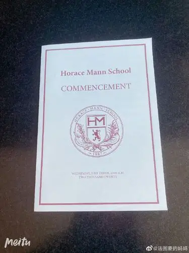 女儿高中毕业,她骄傲晒出女儿法图麦的高中毕业证与学校纪念马克杯