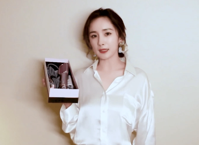 杨幂分享生活小妙招穿衬衣出镜亮点明显转发量超过100万