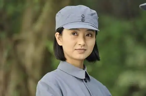 她在谍战剧《黎明前的抉择》中分饰一对孪生姐妹,两人信仰不同,是敌对