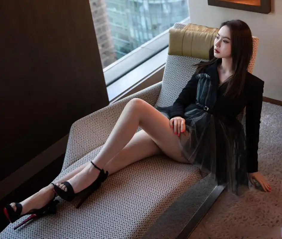 戚薇脚穿红底防水台恨天高展露绝妙美腿