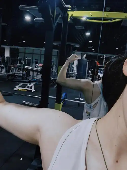 健身一年半,肌肉线条略显