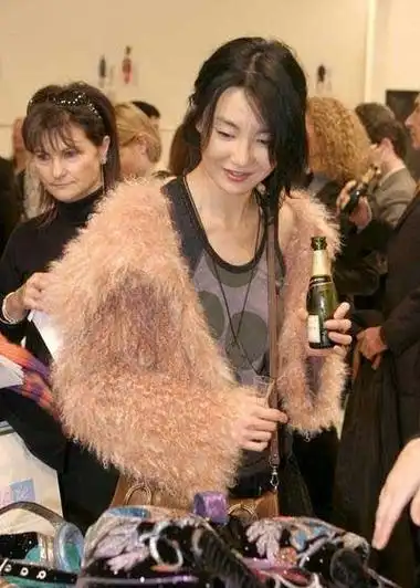 59岁张曼玉暴瘦认不出!身高173cm气质迷人,素颜逛街依然自信