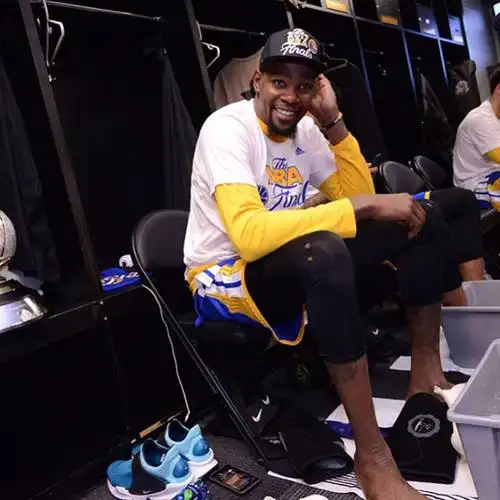 勇士官方晒队员赛后在更衣室合影的照片