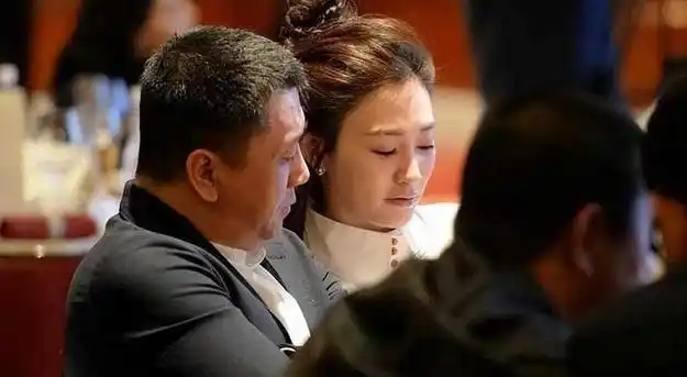 李小冉携富豪老公现身酒会她穿衬衫嫩如学生大6岁的他像爸爸