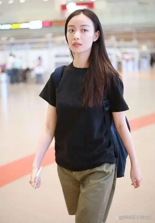 没有恋情后的倪妮,依然生活在自己的小圈子中,和大学时代的那几个闺蜜