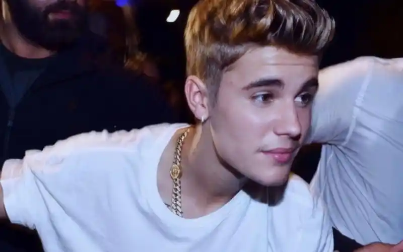 来听听justin bieber2013年的嗓音唱《baby》