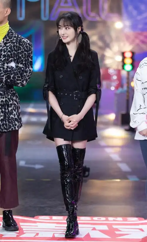 简介:郑爽黑色长靴甜酷剧照图片,分享一组郑爽图片给大家,图中的明星