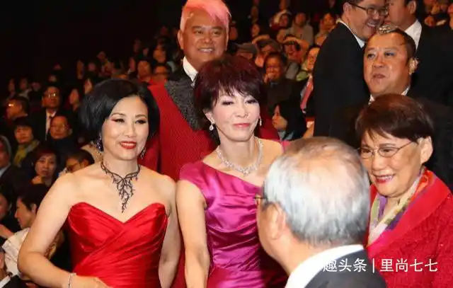 汪明荃同框郑裕玲73岁自然脸秒杀63岁整容脸身材一凹凸一扁平