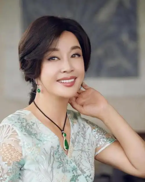 不老女神刘晓庆身材傲人前凸后翘已活成一个笑话