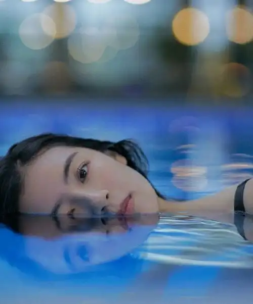 董馨晒游泳照,素颜的她好美!身材也好性感!