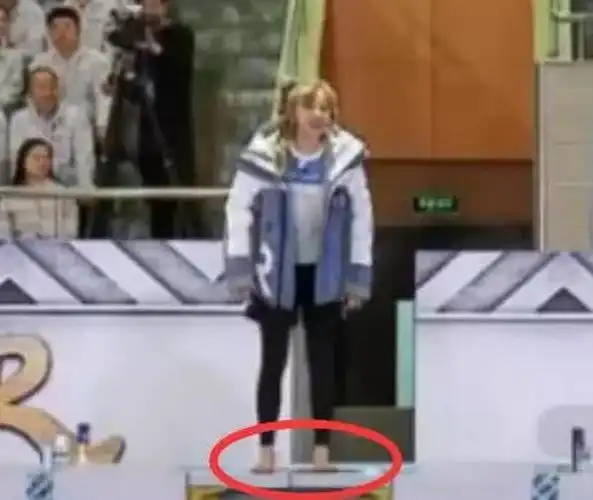 宋雨琦跳指压板不小心穿帮,跑男被网友热议越来越假了!