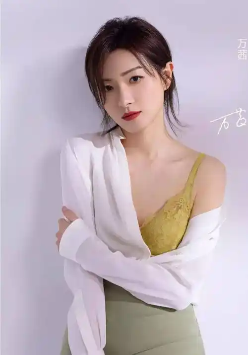 原创万茜罕见代言衣服网友从没见过这么英气唯美的衣服策划