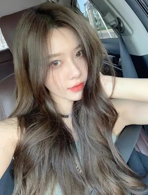 亚麻灰棕显白发色夏季推荐发色