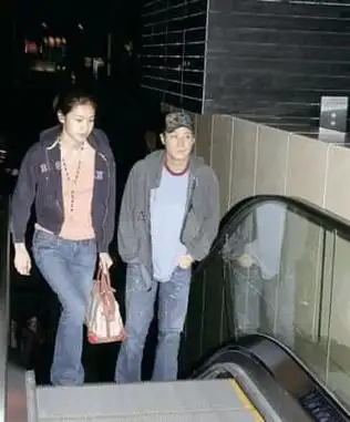 黎明乐基儿看戏甜蜜蜜 情侣装默契十足(组图)