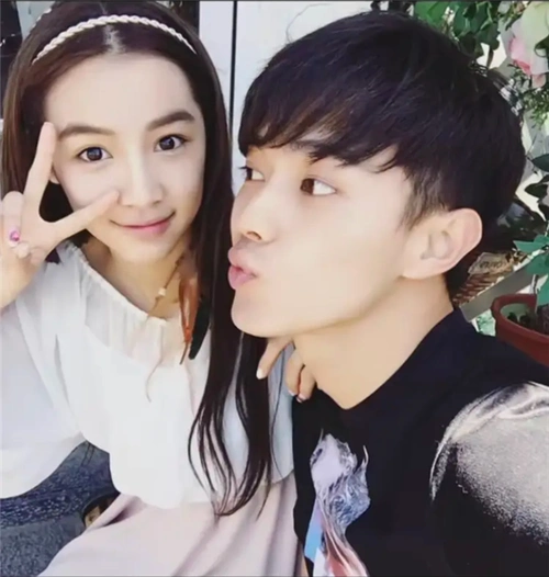 原创许凯与前女友亲密照曝光两人合体开直播当着观众的面秀恩爱