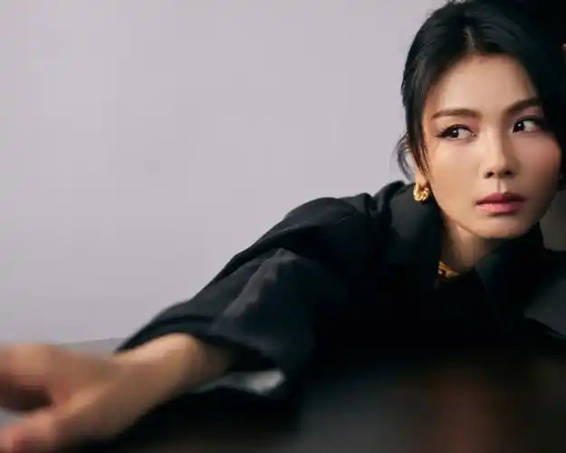 今晚bv大秀@刘涛tamia身穿深色羊毛长款大衣77黑色黑皮尖头皮鞋,一