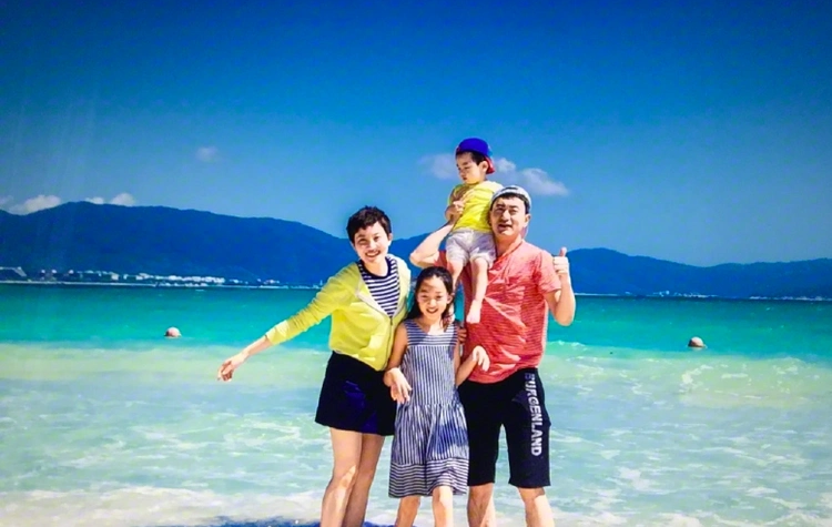 夫妻隐婚14年,都是央视主持人,如今儿女双全生活幸福