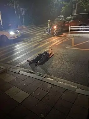 谁认识?三元路一男子倒在马路上,冒着酒气醉醺醺