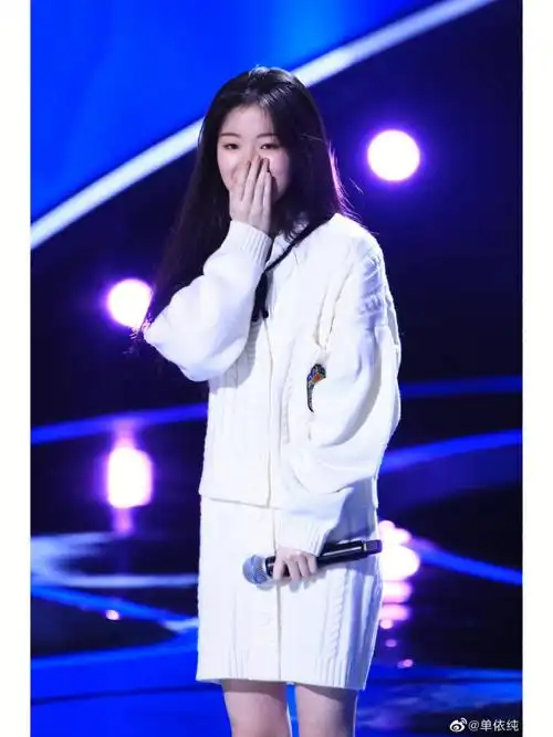应该有不少人是在2020年的中国好声音知道的她,拥有着独特温柔的嗓音