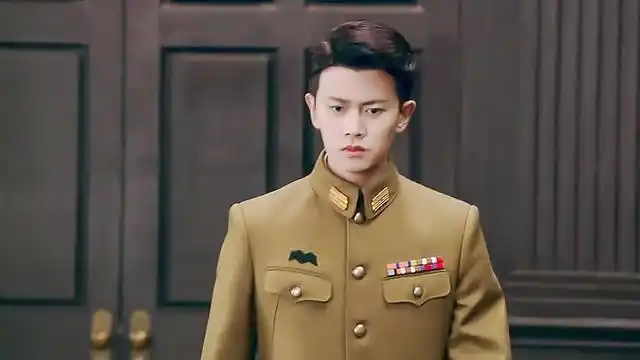 任嘉伦饰演叶冲,代号秋蝉,军装帅气逼人