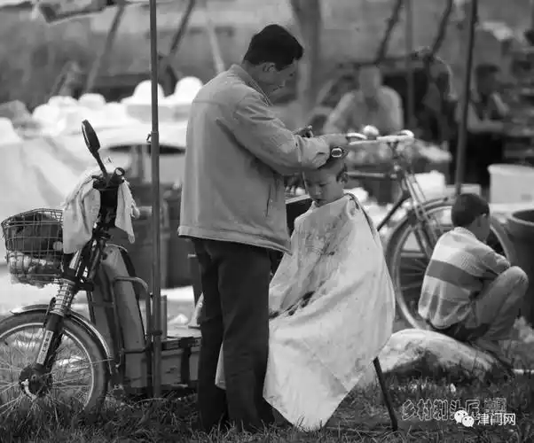 人文纪实王观远摄影作品赏析乡村剃头匠